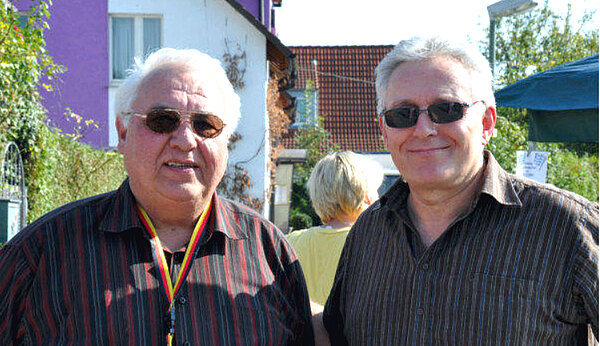 Ortsvorsteher Falk Urlen (l.) und Winfried Weick (r.) vom Stadtgartenamt