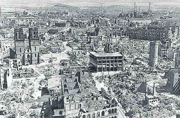 Was_von_Kassel_nach_dem_Bombardement_noch_übrig_blieb.jpg 