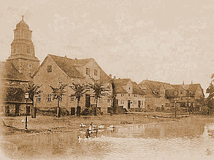Blick über die Losse auf Schule und Marienkirche am Dorfplatz ca. 1900