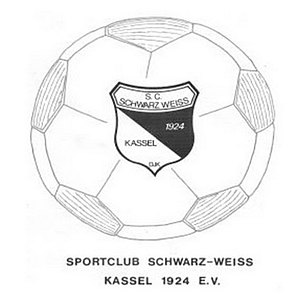 Ein stilisierter Fußball mit dem Namen des Vereins in einem Wappen ist das Symbol