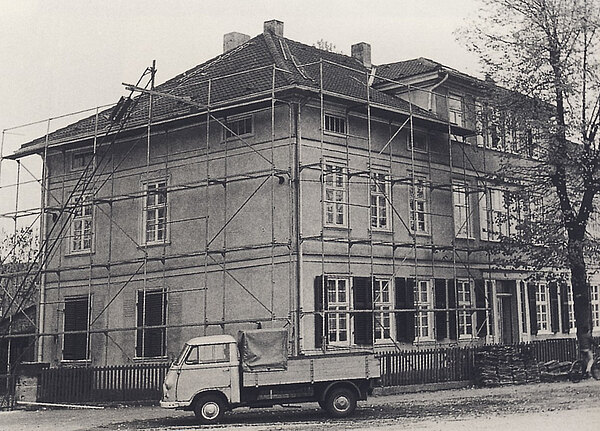Eingerüsteter Elbets Hof, davor der Kleintransporter der Fa. Schneider, 1950er Jahre