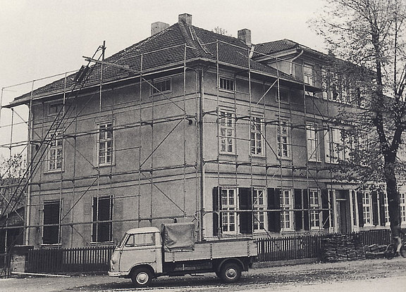 Eingerüsteter Elbets Hof, davor der Kleintransporter der Fa. Schneider, 1950er Jahre 