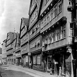 Obere Waisenhausstraße vom Holzmarkt in Richtung Bettenhäuser Straße. Alte Fachwerkhäuser