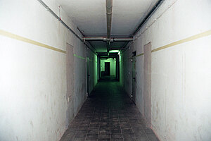 Flur im Bunker mit Notbeleuchtung und Lüftungsleitungen