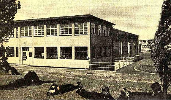 Moderne Werksgebäude in den Gerhard-Fieseler-Werken 