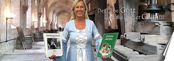 A.C. Ortolano mit Bibel und Grimm s Märchen in den Händen im Kreuzgang 