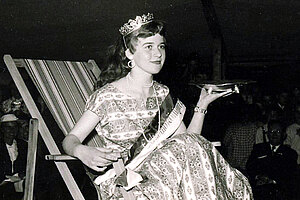 Die Eichwaldkönigin Mit Krone und Scherbe 1956