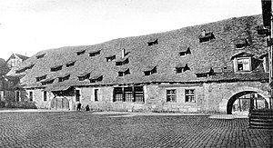 Ein langes altes Haus mit einem großen Tor