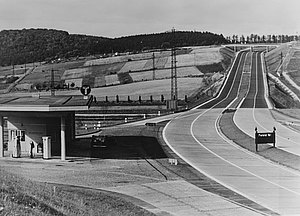 Reichsautobahn mit Tankstelle