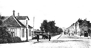 Leipziger Straße in Höhe Zollhaus die Pferdebahn im Hintergrund, 1895