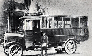 Fahrer und Schaffner vor Omnibus mit Vollgummireifen, ca. 1925