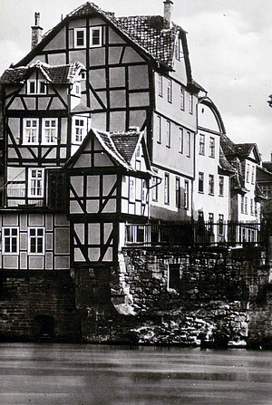 Das Bild aus 1935 zeigt das Brückenhäuschen von der Wasserseite aus, es ist das Haus Nummer 1 der Bettenhäuser Straße