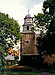 Blick durch den Garten auf Kirche