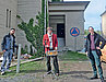 Vor dem Bunker Dormannweg 2020 stehen 3 Personen