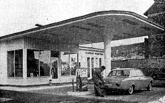 Tankstelle an der ein Ford Taunus P3 (Badewanne) betankt wird 