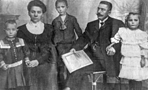 EhepaarKraft mit drei Kindern, 1910