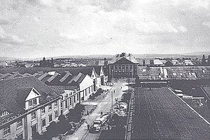 Werksstraße mit Blick zum Verwaltungsgebäude