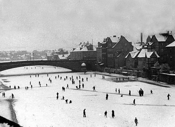1926 Eis auf Fulda, eventuell auch 1929, viele Menschen laufen über das Eis, im Hintergrund die Fuldabrücke und das Ufer der Unterneustadt 