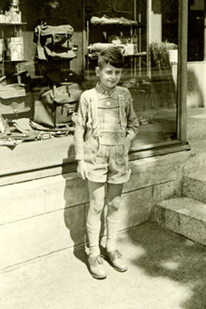 Knut-Reiner Grimm mit Lederhose vor dem Laden seiner Eltern 