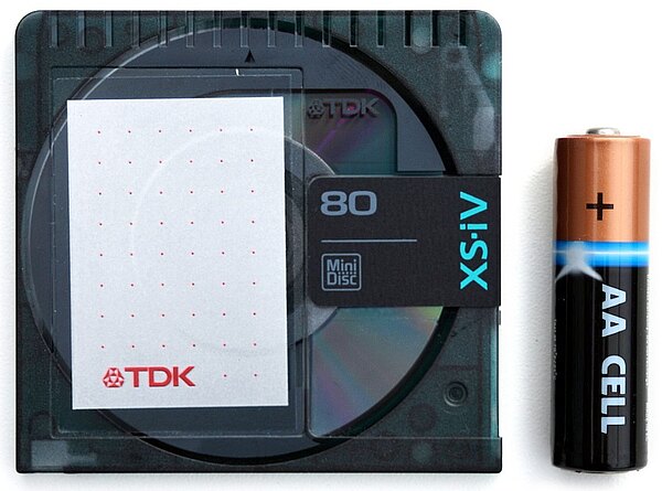 Die allerletzten Reste des Freien Radios in der Sandershäuser Straße im Jahr 2024. Minidisc (Größenvergleich: AA-Batterie) 