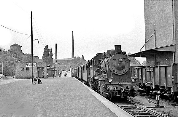 Dampflok mit Personenzug steht im Söhrebahnhof Bettenhausen, 1964
