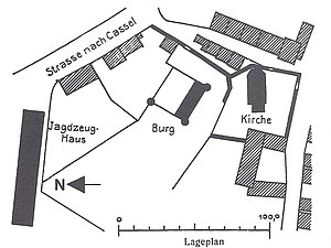 Auf einem Lageplan aus der ersten Hälfte des 18. Jahrhunderts sind eine Burg (Jagdadjutantenhaus) und das Jagdzeughaus in ihrer Anordnung dargestellt.u