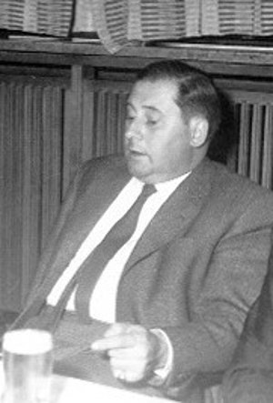 Dr. Wolfgang Zippel 1964 sitzt am Tisch