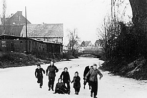 Kinder laufen auf dem Eis der Losse