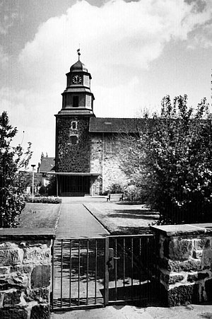 Blick auf die Kirche von Westen