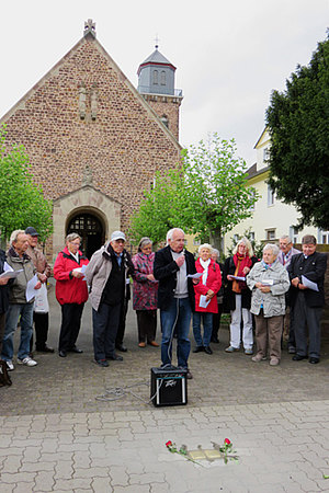 Verlegung von zwei Stolpersteinen vor der Kunigundis-Kirche fuer die Patrs. Kremer und Schmidt und