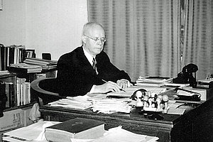 A. Roemheld Gemeindepfarrer von Bettenhausen bei der Arbeit