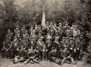 Gruppenfoto Königschießen 1907, Männer in Schützentracht
