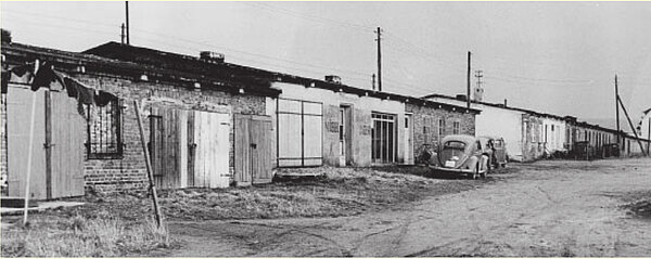 Baracken in langer Reihe das Lager Fernsicht