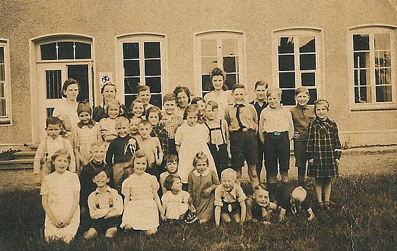 Gruppe vor dem Kindergarten Dormannweg 1942 