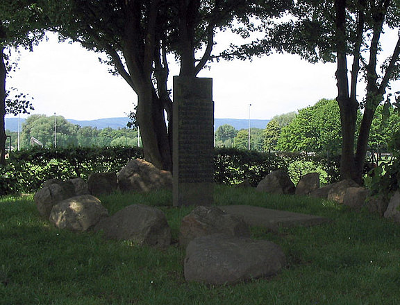 Denkmal mit Baumkranz am Waldauer Fussweg. 