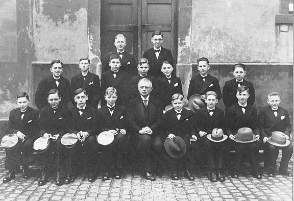 Konfirmation Eduard Ress, 1932, die Jungen sitzen mit ihrem Pfarrer Reiß vor der Kirche 