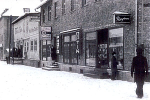 Fussgänger vor dem Geschäft Leipziger Straße 153, Winter in 1950