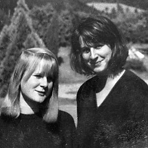 Die Autorin Sigrid B. rechts, mit ihrer Schwester Gisela als Jugendliche in Kassel