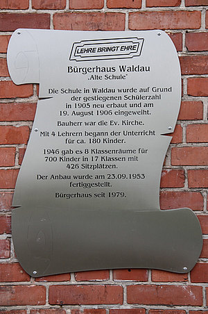 Erinnerungstafel an die Alte Schule Waldau