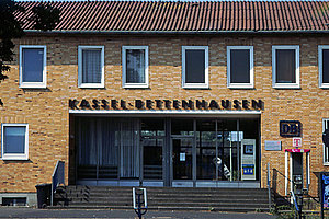 Eingang mit Treppe zum Bahnhof Bettenhausen, 1985