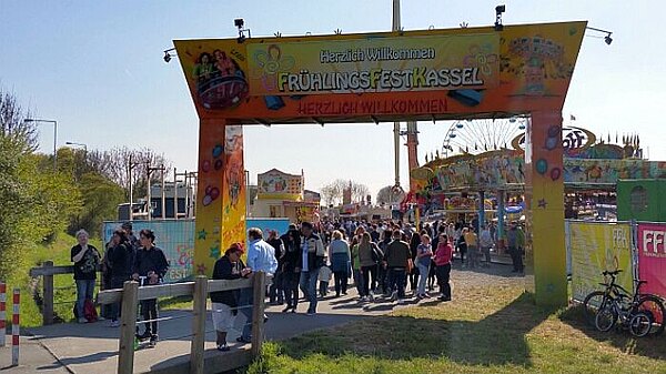 Eingang Messe Schwanenwiese, Menschen gehen durch das Tor zum Platz, 2017