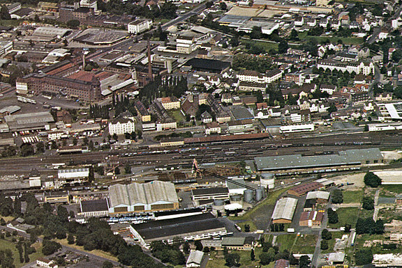 Luftbild aus 1986 zeigt in der Mitte das Bahnhofsgebäude Bettenhausen 