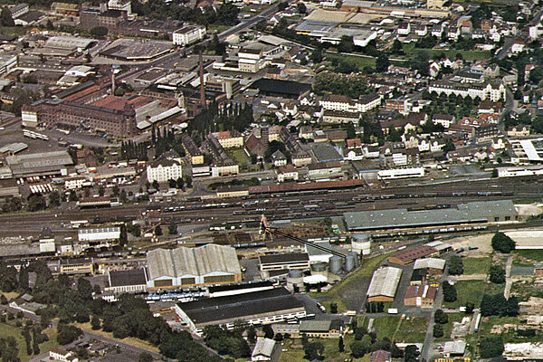 Luftbild aus 1986 zeigt in der Mitte das Bahnhofsgebäude Bettenhausen