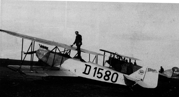 Pilot Katzenstein steht auf seinem Doppeldecker Pelikan 