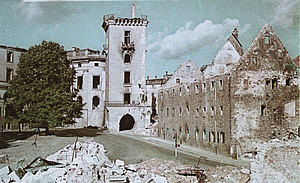 Der Pausenplatz von Karl zwischen Trümmern des Zwehrener-Turmes und der Elisabeth- Hospital 1947/48 davor ein grüner Baum