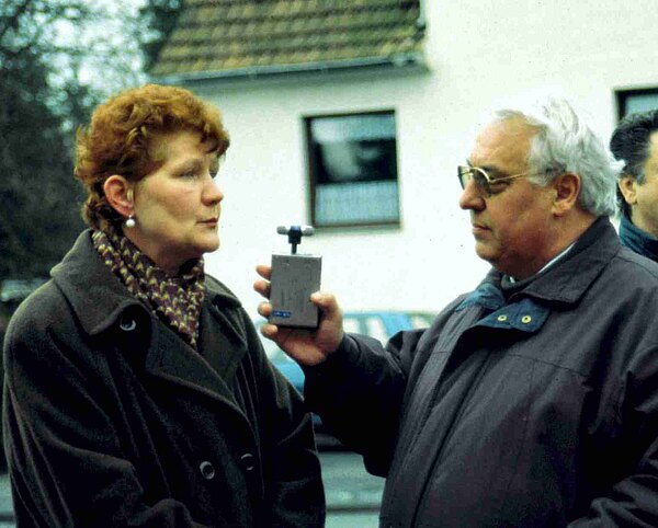 Ein Mann interviewt eine Frau