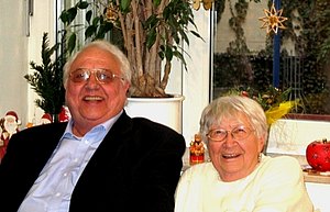 Falk Urlen (l) und Anna-Magdalena Becker (r) erzählen sich Weihnachtsgeschichten