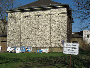 Hochbunker Hafenstraße davor Schild Zutritt verboten, Bundesvermögensstelle Kassel, 2010