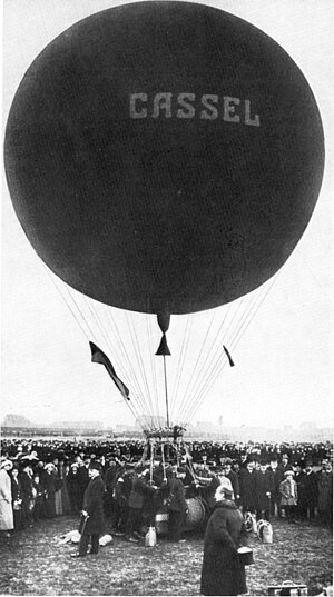Flugfeld Waldau 1912, viele Schaulistige bestaunen den Start eines Ballons
