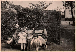 Kinder auf einem Motorroller